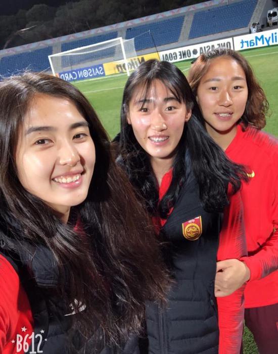 中國女足國門合影，左一為趙麗娜。