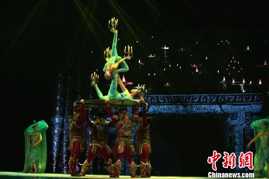 圖為雜技舞臺劇《天地寶藏》頂燈表演。　張海雯 攝