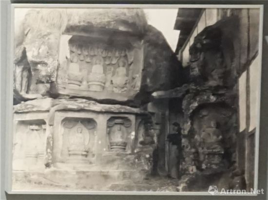 當(dāng)時(shí)的北山石刻就這么暴露在荒山野外，沒有任何遮擋和保護(hù)